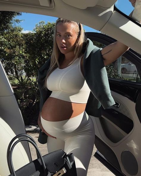 Tammy 🐚 on Instagram: "Finallyyyyy 🫶🏼 seamless available now!! @saskicollection happy shopping my loves. (swipe for bby love)" Big Pregnant, Cute Pregnancy Pictures, Tammy Hembrow, Pregnancy Goals, Preggo Fashion, Pretty Pregnant, Stylish Maternity Outfits, Pregnancy Looks, Stylish Maternity