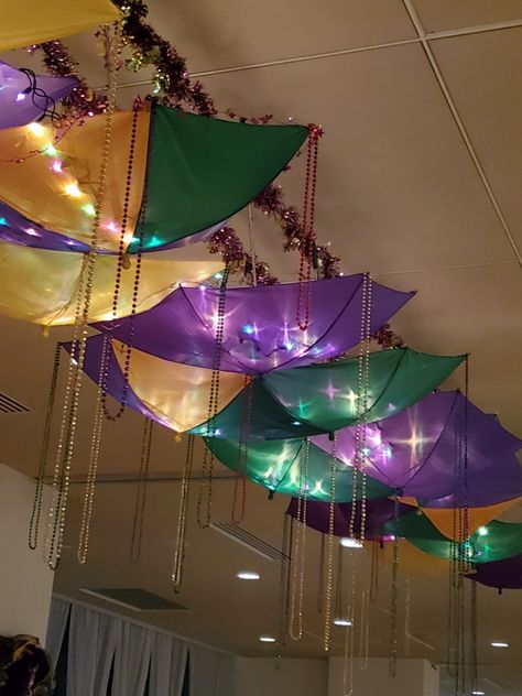 Mardi Gras Halloween Decorations, Mardi Gras Indoor Decorations, Mardi Gras Gala Decorations, Mardi Gras Party Ideas Decoration, New Orleans Prom Theme, Mardi Gras Umbrella Ideas Diy, Mardi Gras Theme Party Outfit, Mardi Gras Homecoming, Mardi Gras Diy Decorations