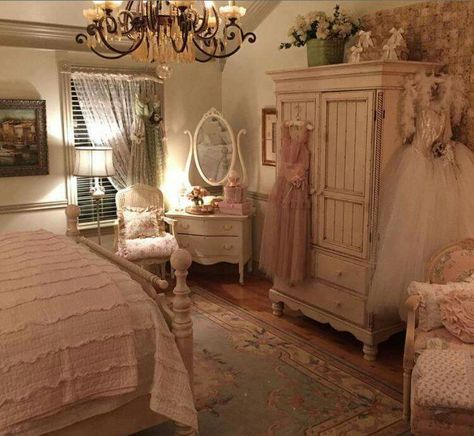 Farmhouse bedroom Shabby Chic Bedroom Ideas, Chic Bedroom Ideas, Chic Bedroom Design, Hiasan Bilik Tidur, Cute Rooms, Shabby Chic Curtains, Coquette Room, Shabby Chic Room, Dekorasi Kamar Tidur