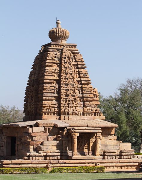 Pattadakkal temple with north indian type temple architecture North Indian Architecture, North Indian Natural Beauty, Temples Photography, Hindu Temple Architecture, Indian Castle, Kumari Kandam, Buddhist Architecture, Weather In India, Temple India