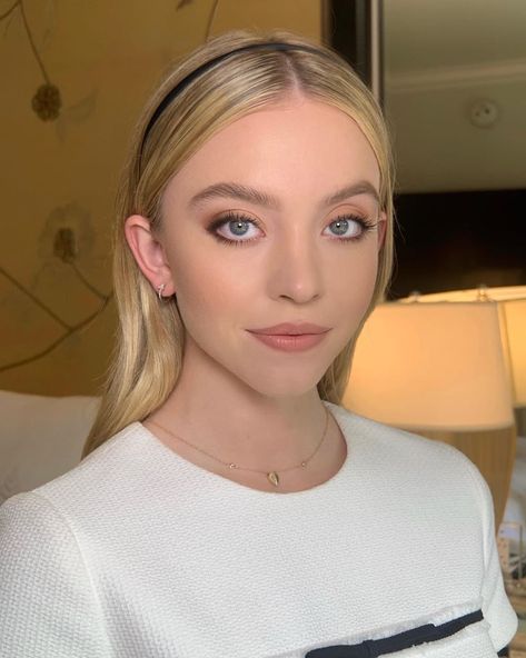 Makeup Trend For 2020: Lived-In Eye Makeup Round Blue Eyes Makeup, Sydney Sweeney Makeup, Makeup For Round Eyes, Doe Eye Makeup, Protruding Eyes, Eye Trends, Doe Eyes, Layered Bob Hairstyles, Round Eyes