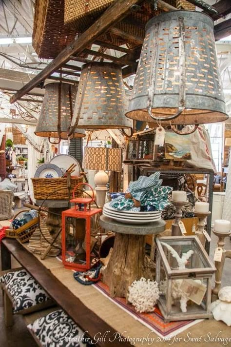 Flea Market Booth, Metal Buckets, Diy Luminaire, Olive Bucket, Antique Booth Ideas, Vibeke Design, Chandelier Crystals, Market Displays, Creative Display