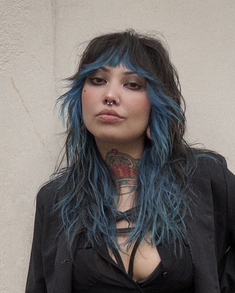 Looking for your hairdo inspiration? Are you a fan of Indie Sleaze cuts & ideas that are different and unique in their own way? If so, this articl... Blue Money Piece, Long Shaggy Hair, Unique Hair Cuts, Blue Money, Shaggy Haircut, Style In 2023, Haircuts For Women 2023, Color Block Hair, Edgy Haircuts