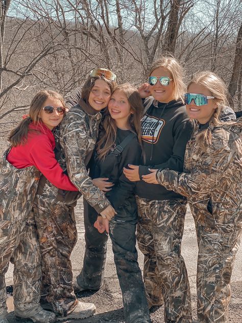 Mudding Aesthetics, Country Friend Pictures, Mud Riding Outfit, Country Friend Group, Cute Country Pictures, Country Girl Stuff, Brunette Country Girl, Mudding Outfit, Country Best Friend Pictures