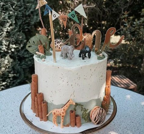 Birthday Cake Animals Jungle Safari, 1st Birthday Cake Animals, Diy Wild One Cake, Jungle Theme Birthday Party Cakes, Wild One Cake Ideas, Tier Torte, Jungle Safari Birthday Cake, Wild Animal Cake, Two Wild Birthday Cake