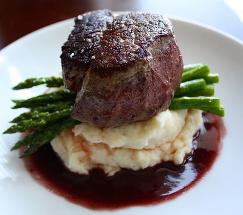 Guest Post: Tips for Making Fantastic Red Wine Sauce - (a)Musing Foodie High End Food Recipes, Steak Specials, Keto Gourmet, Red Wine Pan Sauce, Pan Seared Filet, Dinner Presentation, Filet Of Beef, Filet Steak, Garlic Mash