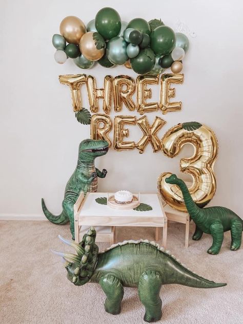 Dinosaur Birthday Theme, Birthday Party Boy, Dinosaur Birthday Party Decorations, Idee Babyshower, Cool Dinosaurs, Baby Birthday Themes, Dinosaur Themed Birthday Party, Boy Birthday Party Themes, Dino Birthday Party