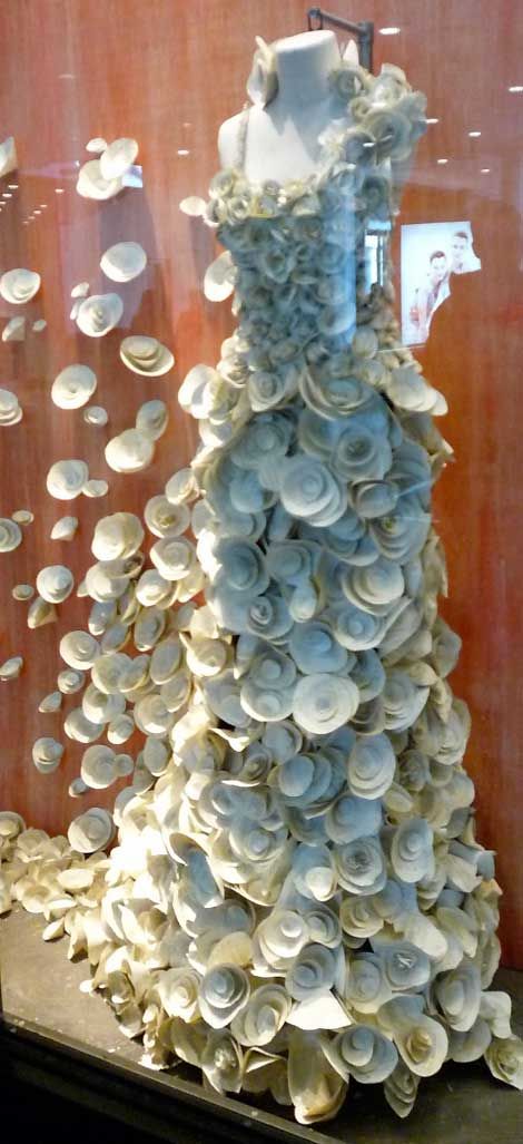 This Stunning Fantasy Wedding Dress- Formed Entirely of Paper-Made White Poppies was made for the store-front window of an Anthropologie Boutique. Anthropologie Display, Anthropologie Holiday, Paper Fashion, Cupcake Dress, Paper Dress, Dress Forms, Recycled Fashion, Visual Display, Art Dress