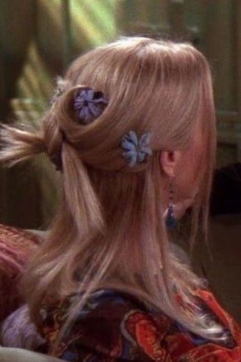 When it comes to iconic hairstyles, Jennifer Aniston (or Rachel Green) is normally your first thought, but can we take a minute please to appreciate the unsung icon that is Phoebe Buffay. #aesthetic #hair #hairstyles #fashion #haircolor #haircut #inspiration #ideas #style #friends Phoebe Buffay Hairstyles, Phoebe Friends, 2000s Hairstyles, Phoebe Buffay, Peinados Fáciles Para Cabello Corto, 90s Hairstyles, Jairzinho, Friend Outfits, Dream Hair