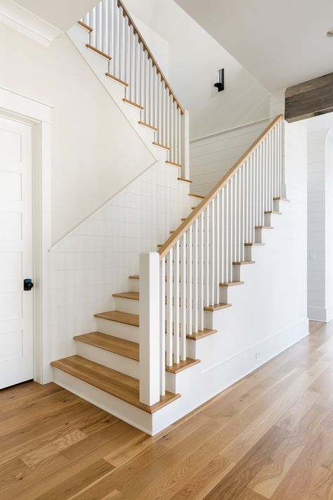 Stairway Window, Stair Balustrade, Traditional Home Design, Staircase Railing Design, Handrail Design, Stairs Makeover, Staircase Remodel, Small House Design Exterior, Stair Remodel