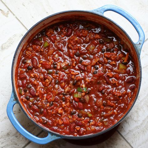 Il Chili con carne Bimby è una ricetta internazionale dal gusto intenso, profumato e piccante per stuzzicare il palato contro ogni banalità in cucina. Traditional Chili, Watching Football, Dark Beer, Chile Pepper, Clam Chowder, My Apartment, Chili Recipe, Beef Dishes, Chili Recipes