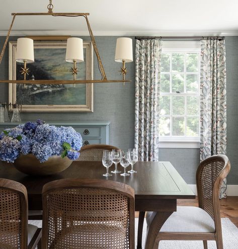 Love these chairs Erin Gates Dining Room, New England Dining Room Ideas, Cozy Kitchen And Dining Room, Natural Light Home Design, Navy Gold Dining Room, Transitional Formal Dining Room, Traditional Southern Dining Room, Southern Dining Room Ideas, Antique Dining Room Decor