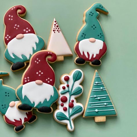 Santa Cookies Decorated, Christmas Cookie Frosting, Christmas Sugar Cookies Decorated, Cookie Decoration, Cute Christmas Cookies, Sugar Cookie Royal Icing, Christmas Biscuits, Iced Sugar Cookies, Sugar Cookie Designs