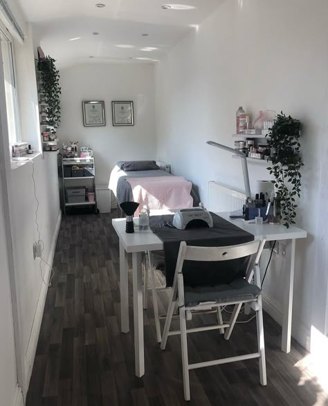 Nail Room Ideas, Tech Room, Nail Salon Interior Design, Beauty Room Salon, Home Beauty Salon, Esthetician Room Decor, Esthetics Room, Spa Room Decor, Salon Suites Decor