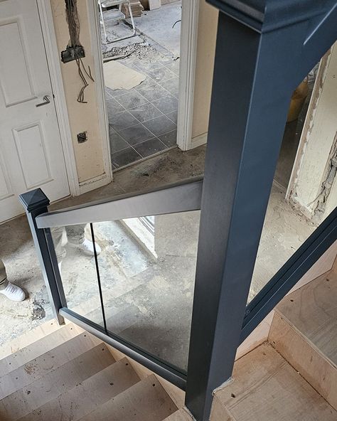 New anthracite grey look to this staircase with a glass embedded balustrade 👌🏼 #staircasebanisters Glass