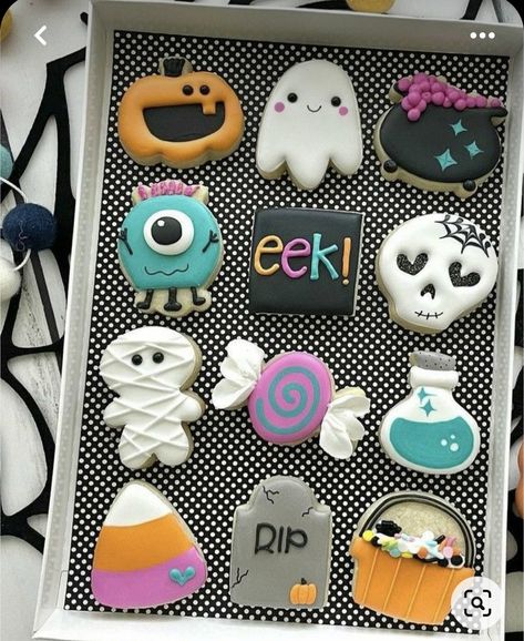 Cute Halloween Cookies Decorated, Spooky One Cookies, Halloween Iced Cookies, Ghost Cookies Decorated, Skull Cookie Decorating, Halloween Decorated Cookies, Halloween Cookie Designs, Cookie Halloween, Galletas Halloween