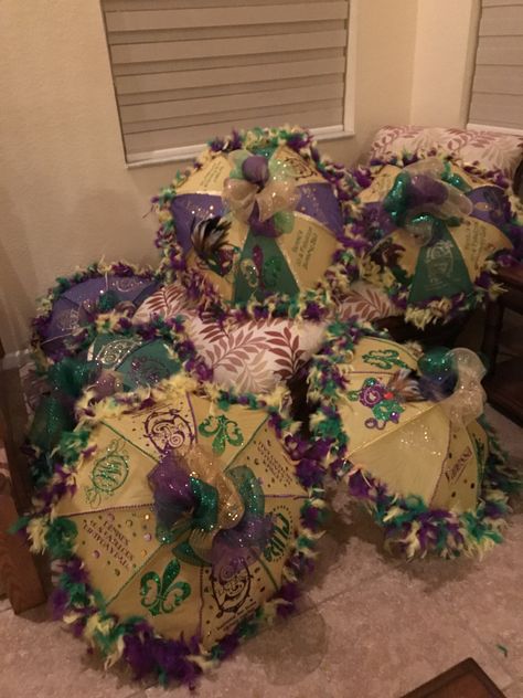 Mardi Gras Umbrella, Mardi Gras Umbrella Ideas Diy, Mardi Gras Aesthetic, Mardi Gras Images, Mardi Gras Party Decorations, Custom Umbrella, Mardi Gras Outfits, Mardi Gras Decorations, Sweet 15