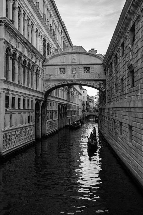 10 Days In Italy, Black And White Building, Venice Photography, Expressions Photography, Visit Venice, Black And White Photo Wall, Black And White Picture Wall, Italy Itinerary, Travel Photography Tips