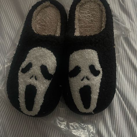 Scream Ghost Face Slippers Bought At A Local All Year Round Halloween Store Brand New Haven’t Been Used Size Women’s 9 (39-40) Compatible With Men’s Size 6-7 M See All Pictures Above Send Offers If Needed Scream Plushies, Scream Merchandise, Ghostface Merch, Scream Merch, Slippers Aesthetic, Halloween Slippers, Ghostface Scream, Spooky Stuff, Horror Stuff