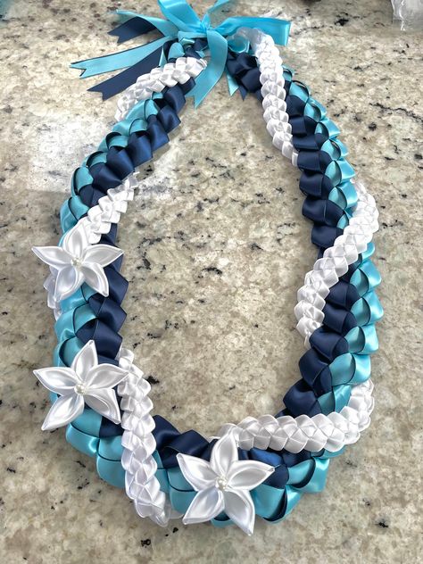 Beautiful simple graduation lei Flower Lei Diy, Graduation Leis Diy Ribbons, Graduation Leis Diy, Graduation Money Lei, Graduation Party Diy, 8th Grade Graduation, Graduation Crafts, Graduation Money, Ribbon Lei