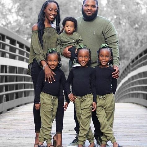 ✊ Black Families are beautiful.  www.sofydecor.com Promoting Positive Black Culture 365  #blacklove #blackfamily #blackunity #blackexcellence Spring Family Pictures, Family Portrait Outfits, Family Photo Outfit Ideas, African American Family, Family Photo Outfit, Family Photoshoot Outfits, Photo Outfit Ideas, Fall Family Pictures, Spring Family