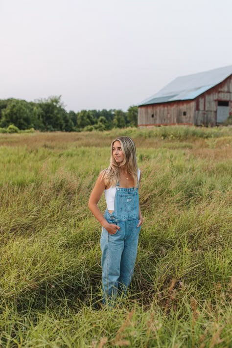 Mountain Photoshoot Outfit Ideas, Senior Photos Overalls, Senior Pictures Outfits Overalls, Senior Picture Overalls, Overalls Outfit Photoshoot, Graduation Field Pictures, Overalls Senior Pictures, Overall Photoshoot Photo Ideas, Overall Senior Pictures