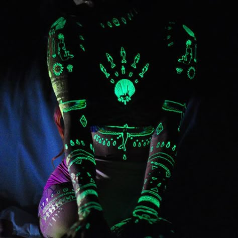 These glow-in-the-dark patterns that will make you stand out in any crowd. | 26 Tattoos To Wear Only For A Night Glowing Tattoos, Glow In The Dark Tattoo, Glow Tattoo, Black Light Tattoo, Dark Tattoos, Tattoo Diy, Uv Tattoo, Serpent Tattoo, Metallic Tattoo Temporary