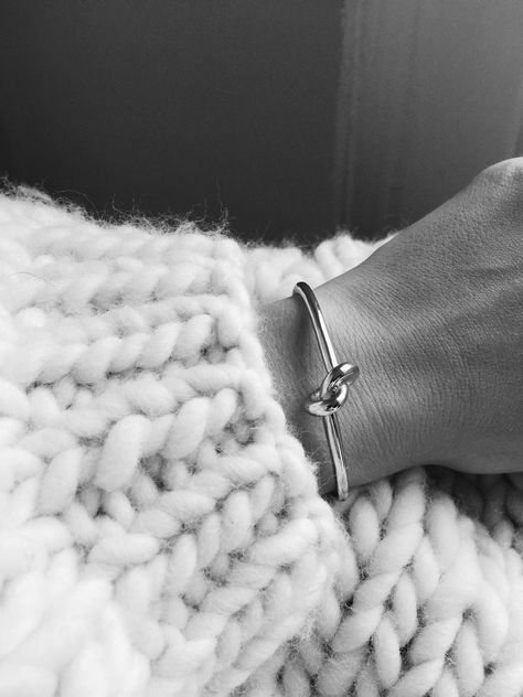 Big knit & knot bracelet. Via Mija                                                                                                                                                                                 More Jewelry Cleaner Diy, Diy Jewelry Holder, Big Knits, Black Gold Jewelry, Jewelry Organizer Diy, Knot Bracelet, Minimal Jewelry, Women's Jewelry And Accessories, Silver Jewelry Handmade