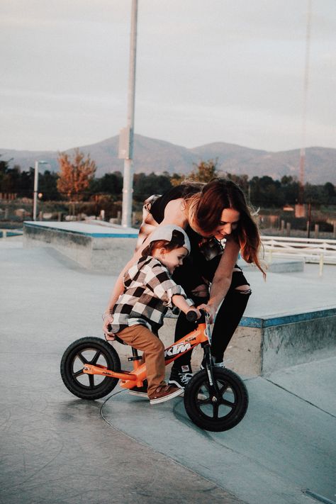 Active Family Photos, Skater Family Photoshoot, Skate Park Family Photos, Skateboard Photoshoot Ideas, Skateboard Maternity Photos, Family Skateboarding Photos, Skatepark Photography, Skateboarding Couples, Toddler Bike