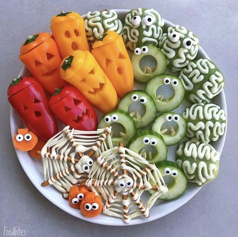 Fall Themed Sandwiches, Halloween Give Aways Ideas, Spooky Foods For Halloween, Halloween Peppers, Picnic Display, Halloween Veggie Tray, Postres Halloween, Halloween Breakfast, Healthy Halloween Treats