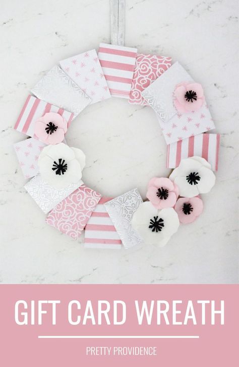 This easy gift card envelope wreath is so fun and creative! I love an easy gift card gift idea! Gift Card Wreath, Card Wreath, Gift Card Bouquet, Free Printable Birthday Cards, Gift Card Craft, Gift Card Envelope, Diy Gift Card, Wrapping Gift Cards, Succulent Wreath