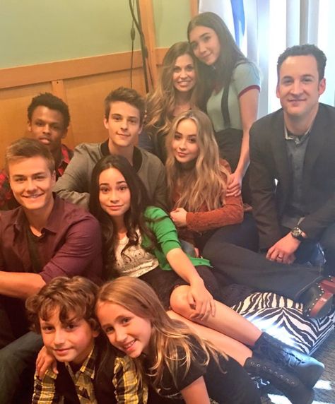 Smackle is like right in the middle taking good up all the space and look at zay's face lol #GirlMeetsWorld Maya Girl Meets World, Girls Meets World, August Maturo, Boy Meets World Cast, Girl Meets World Cast, Riley Matthews, Old Disney Channel, Disney Channel Shows, Disney Channel Stars