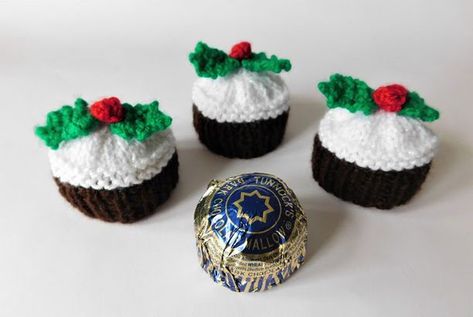 Tunnock's Teacakes Christmas Puddings Mini Christmas Puddings, Tunnocks Tea Cakes, Ferrero Rocher Gift, Xmas Pudding, Knit Christmas Ornaments, Knitted Christmas Decorations, Christmas Knitting Patterns Free, Frugal Christmas, Christmas Cover