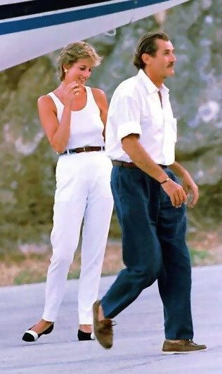 24 FEBRUARY 1995 PRINCESS DIANA ENJOYS THE LAST OF HER WINTER HOLIDAY IN THE TROPICAL PARADISE OF ST BARTS – Princess Diana News Blog "All Things Princess Diana" Diana Style, Princess Diana Fashion, Princess Diana Family, Princess Diana Photos, Wales Family, Patrick Demarchelier, Princes Diana, Diana Fashion, St Barts