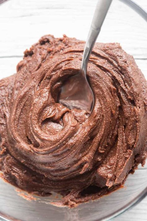 This two ingredient chocolate frosting has NO dairy, NO butter, and NO powdered sugar, but is perfectly smooth, creamy, and fluffy- You will add it to everything! Dairy Free Chocolate Frosting, Healthy Frosting, Dairy Free Frosting, Metabolism Diet, Chocolate Frosting Recipes, Keto Sweets, Carb Snacks, Inflammatory Diet, Flourless Chocolate Cakes