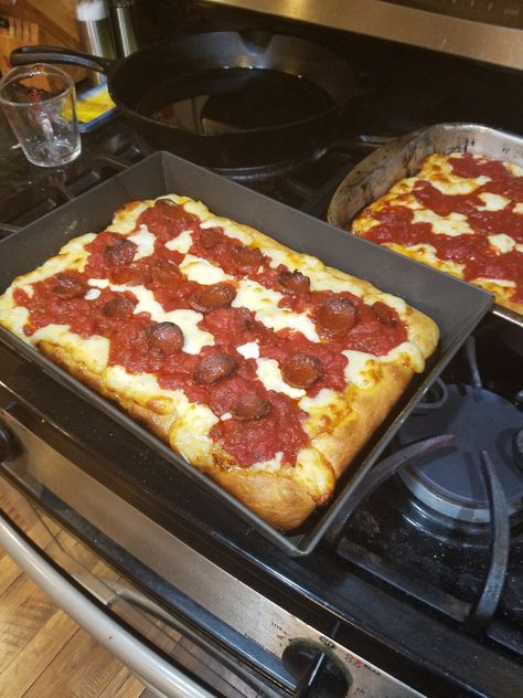 Cole Cooks Decadent Detroit Pizza Detroit Pizza Recipe, Detroit Style Pizza, Detroit Pizza, Ny Style Pizza, Square Pizza, Pizza Truck, Stromboli Recipe, Pizza At Home, Making Homemade Pizza