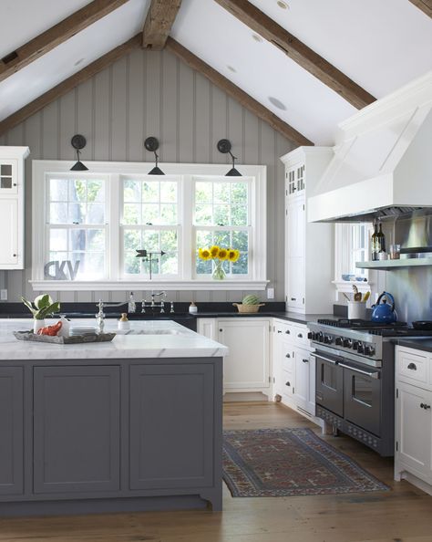 Kitchen Open Concept, Vaulted Ceiling Kitchen, Kitchen Ceiling, Farmhouse Style Kitchen, Wood Ceilings, Modern Farmhouse Decor, Decoration Inspiration, Trendy Kitchen, Wood Beams