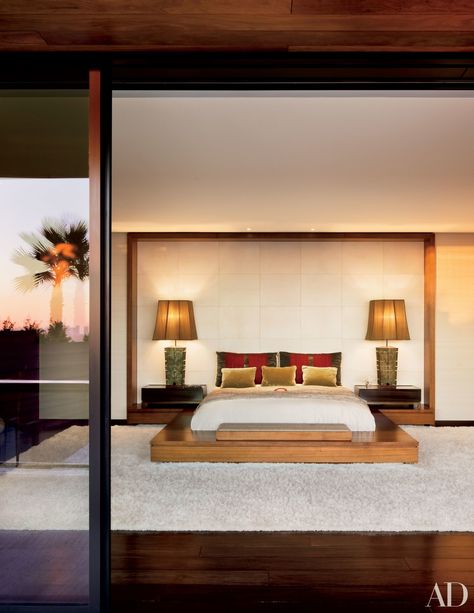 Jennifer Aniston—the World's Most Beautiful Woman—takes us inside her Beverly Hills home, designed by Stephen Shadley. A low-slung platform bed sits in the middle of the bedroom, which opens up to the outdoors. | archdigest.com Jennifer Aniston House, Celebrity Bedrooms, 1970s House, Beverly Hills Houses, Casa Country, Dreamy Bedrooms, Celebrity Houses, Contemporary Bedroom, Architectural Digest