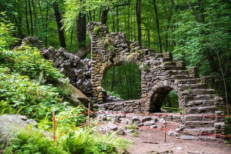 Madame Sherri's Castle – Chesterfield, New Hampshire - Atlas Obscura New England Road Trip, New England Travel, Castle Ruins, Arte Inspo, Jolie Photo, Pretty Places, Abandoned Places, In The Woods, New Hampshire