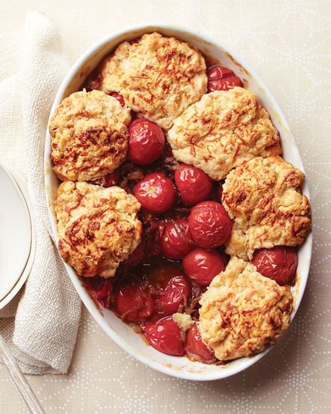 Savory Tomato Cobbler with Gruyere Biscuit Topping Tomato Cobbler, Vegetable Casserole Recipes, Martha Stewart Recipes, Vegetable Casserole, Cobbler Recipes, Beignets, Stuffed Hot Peppers, Cobbler, Martha Stewart