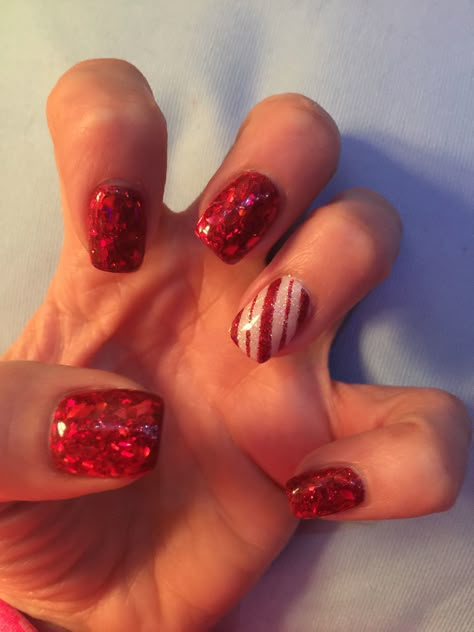 Candy Cane and Chunky Red Glitter Nails. 😍 Red Sparkle Nails, Christmas Nails Glitter, Red Chrome Nails, Adorable Nails, Red And Gold Nails, Red Nails Glitter, Candy Cane Nails, Red Christmas Nails, Christmas Gel Nails