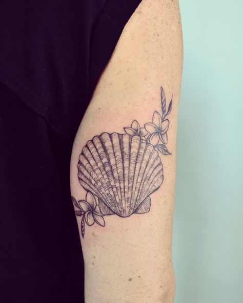 Seashell Flower Tattoo, Holly Tattoo, Side Piece Tattoos, Seashell Tattoo, Funky Haircuts, Beach Tattoos, Shell Tattoo, Tattoo 2023, Hawaii Tattoos