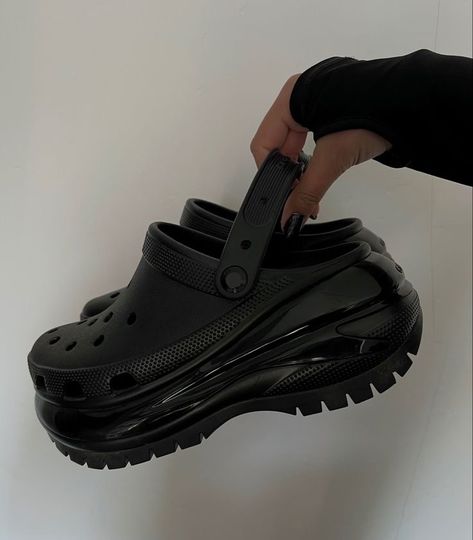 Thick Shoes Platform, Cute Platform Crocs, Crocs Black Platform, Platform Black Crocs, Black Platform Crocs Outfit, Crocs Black Outfit, Black Crocs Aesthetic, Crocs Platforms Outfit, Platform Crocs Outfits