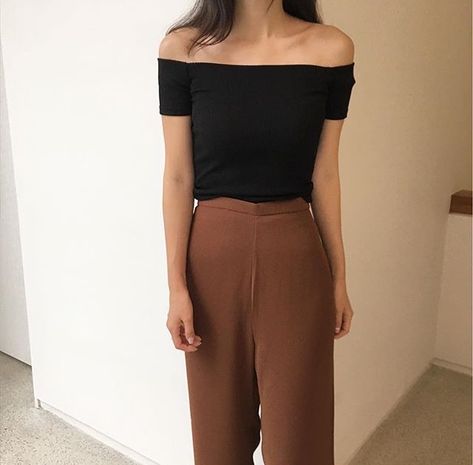 Off the shoulder top tucked into brown trouser pants Square Pants Outfit, Neutral Tone Outfits, Spring Fall Outfits, Brown Pants Outfit, Grad Shoot, Fashion Fairytale, Square Pants, Brown Square, Black Off Shoulder