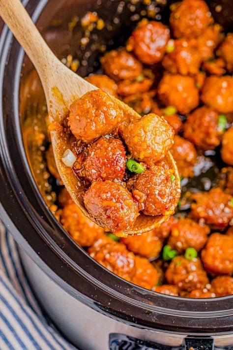 Slow Cooker Orange Meatballs - 🍊🎉🙌🏻 The EASIEST 5-ingredient recipe for savory, sweet, and saucy meatballs that are infused with the flavor of orange marmalade and soy sauce! Whether you need a no-fuss weeknight dinner idea that's as easy as 'set it and forget it' or a GREAT party appetizer recipe, everyone LOVES these juicy, flavorful meatballs! Orange Meatballs, Saucy Meatballs, Turkey Meatballs Crockpot, Flavorful Meatballs, Fish Pasta, Gluten Free Meatballs, Meatball Recipes Easy, Crock Pot Meatballs, Meatballs Easy