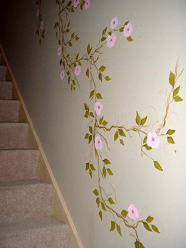 Hand Painted Vines On Walls, Vines Painting On Wall, Vine Painted On Wall, Vine Flower Painting, Vines Painted On Walls, Plants Painted On Walls, Vine Mural Wall, Wall Painted Flowers, Mini Mural Ideas