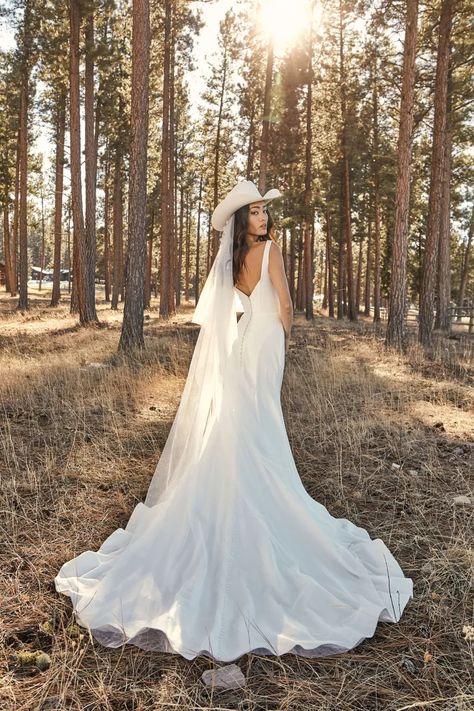 Wedding Dress And Cowboy Hat, Cowboy Hat Wedding Dress, Cowgirl Wedding Reception Outfit, Cowgirl Boots Wedding Dress, Country Themed Wedding Dress, Western Wedding Veil, Boho Bridal Portraits, Wedding Dress With Boots Country, Western Dresses Wedding