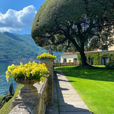 Villa del Balbianello: The famous retreat from "Casino Royale" Villa Del Balbianello Star Wars, Villa Del Balbianello, Spy Who Loved Me, Licence To Kill, Movie Locations, Harbour Town, Destination Ideas, James Bond Movies, Seaside Village