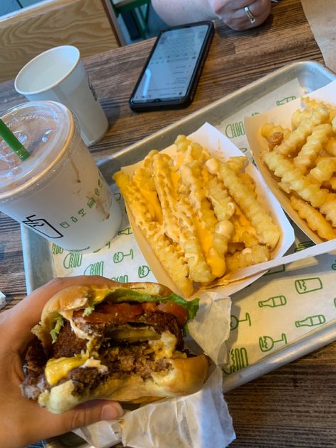 Shack Shack Burger, Shake Shack Aesthetic, Shake Shack Burger, The Best Burger, Fast Foods, Dream Food, Usa Food, Shake Shack, Girl Dinner