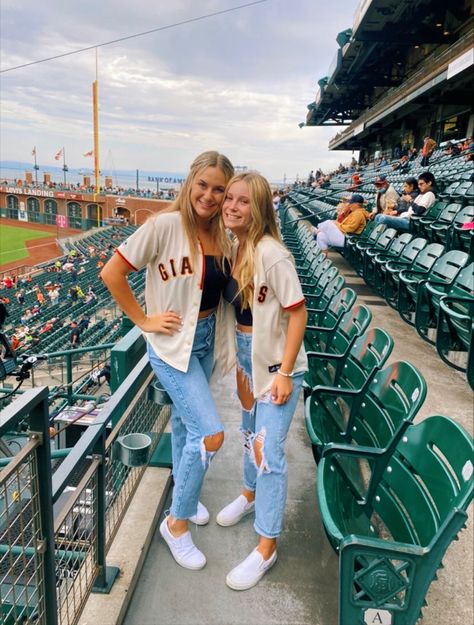 High School Baseball Game Outfit, Cute Baseball Jersey Outfits For Women, Cute Outfits To Wear To A Baseball Game, Brewers Game Outfit, Mets Game Outfit Women, Giants Game Outfit Women, Stadium Outfit Women, Baseball Wife Outfit, Cute Baseball Game Outfit